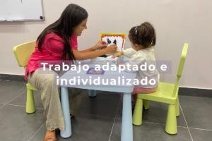 María Mora, pedagoga del Centro Alae, trabajando en una clase personalizada con una niña