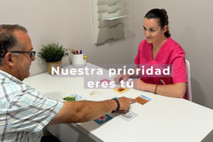 María Avedaño, logopeda del Centro Alae, trabajando en una sesión con un paciente